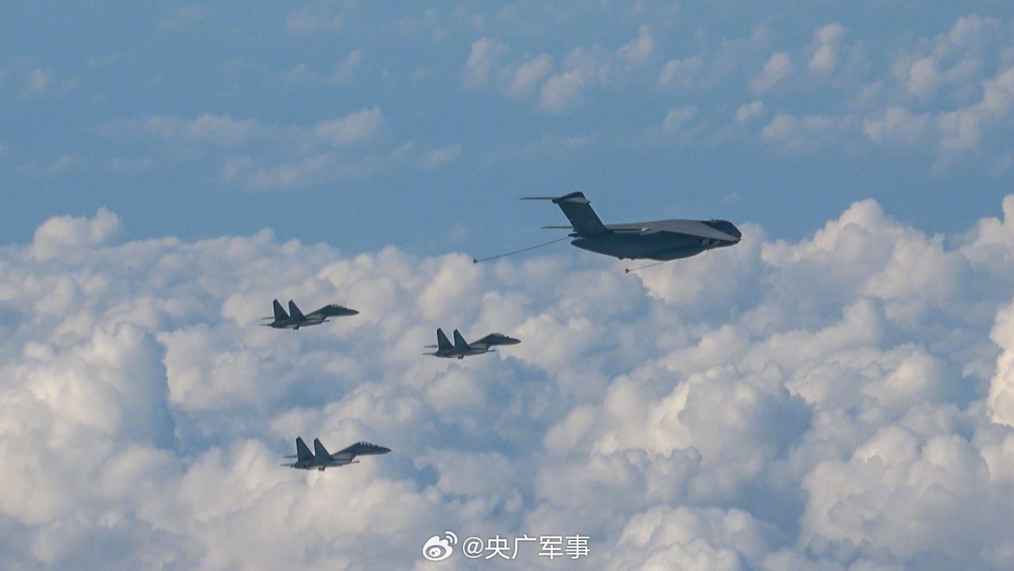 南部战区空军航空兵某旅开展空中加油训练，图为运油20为歼16空中加油.jpg