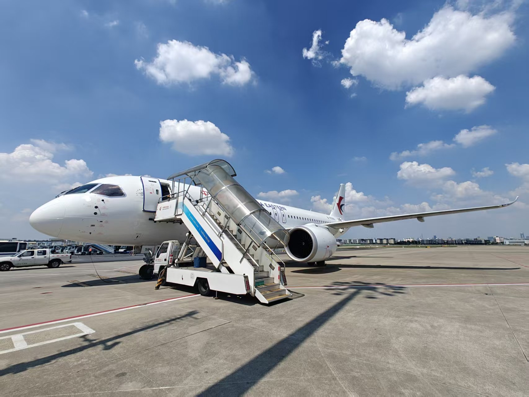 东航：暑运旺季日均计划执行3200余个航班，第11架C919投运