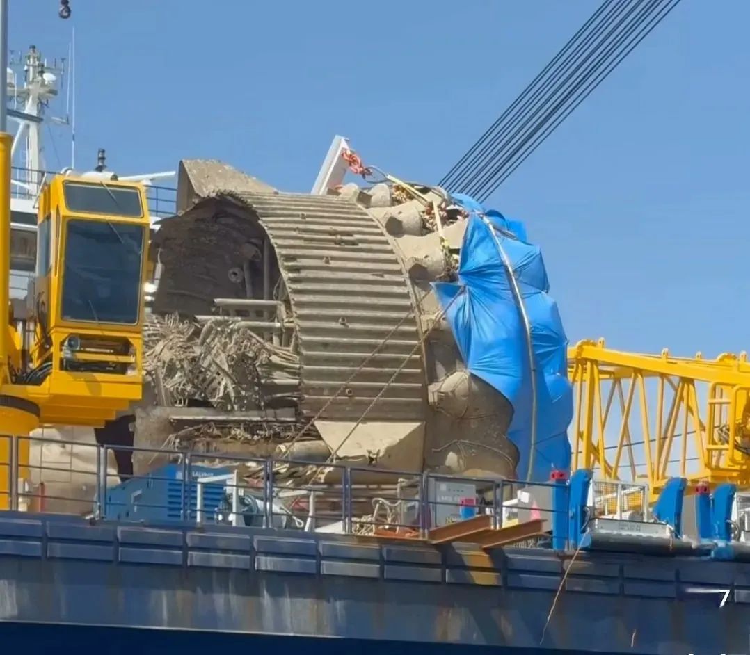 星舰一级助推器“超重型”从海上打捞上来