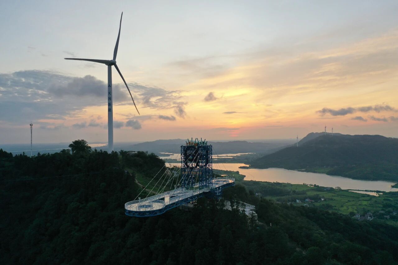 零重力飞机工业携手景秀旅游，50架“鹊飞”共绘山河天际线