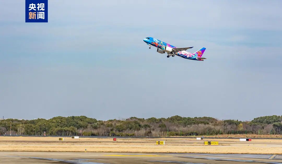 彩绘机亮相!C919再添新航线 彩绘机亮相!C919再添新航线