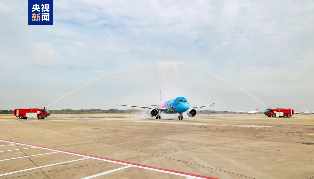 彩绘机亮相!C919再添新航线 彩绘机亮相!C919再添新航线