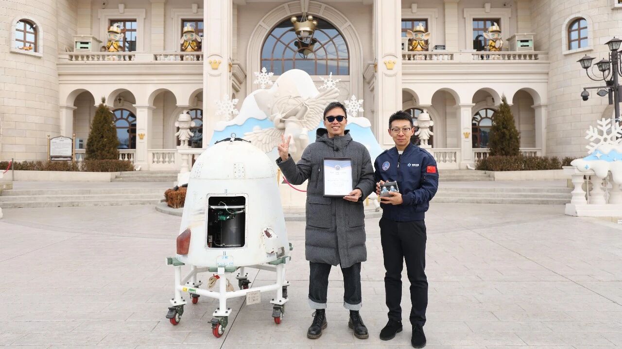 力鸿一号开舱揭秘：让太空触手可及！“首位太空乘客”SPACE MOLLY公仔开舱交付