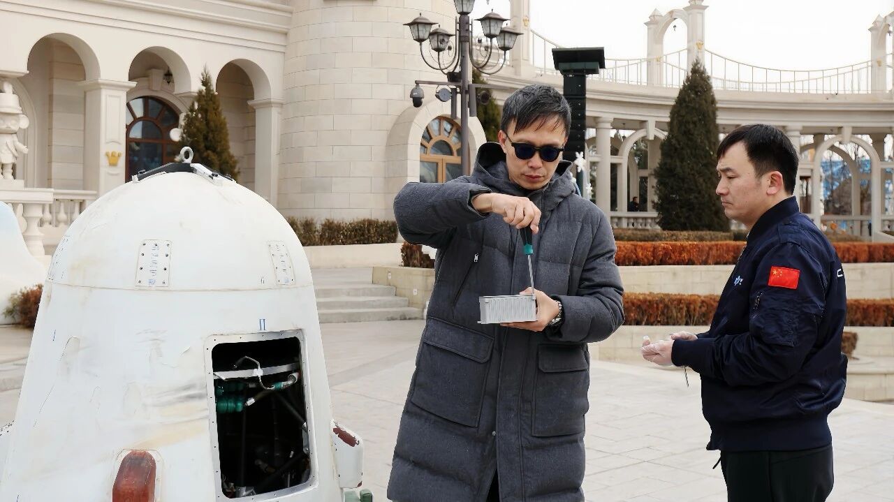 力鸿一号开舱揭秘：让太空触手可及！“首位太空乘客”SPACE MOLLY公仔开舱交付