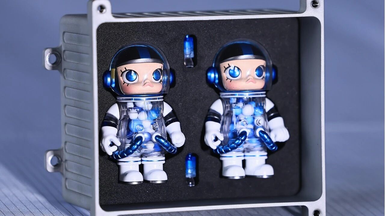 力鸿一号开舱揭秘：让太空触手可及！“首位太空乘客”SPACE MOLLY公仔开舱交付