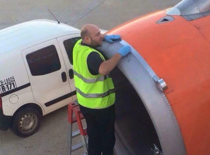 【航化网】飞机竟用胶带“粘”?先别慌,这是FAA认证的“航空级创可贴” 【航化网】飞机竟用胶带“粘”?先别慌,这是FAA认证的“航空级创可贴”