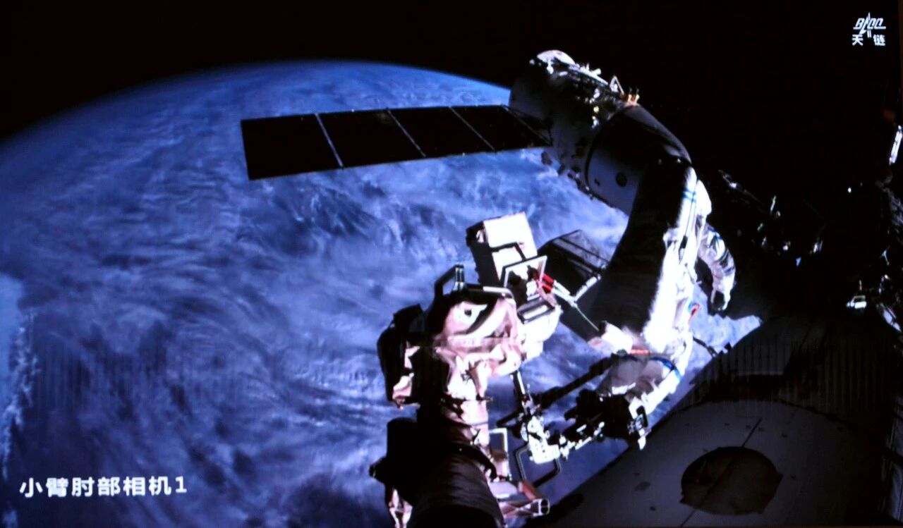 神舟二十一号航天员乘组圆满完成第三次出舱活动