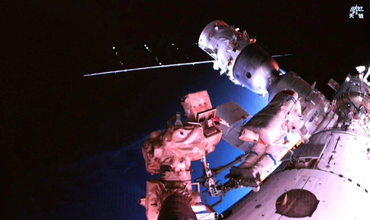 神舟二十一号航天员乘组圆满完成第三次出舱活动