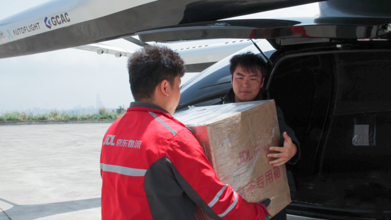 峰飞航空携手京东物流完成全国首例吨级eVTOL春茶专线试点运输