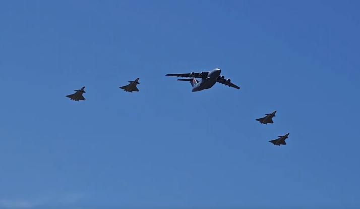 4架歼-20护航、运-20B机舱广播致敬，接英雄回家！