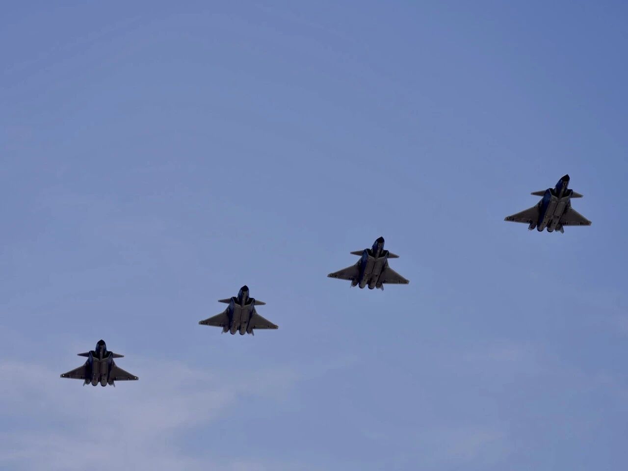 4架歼-20护航、运-20B机舱广播致敬，接英雄回家！