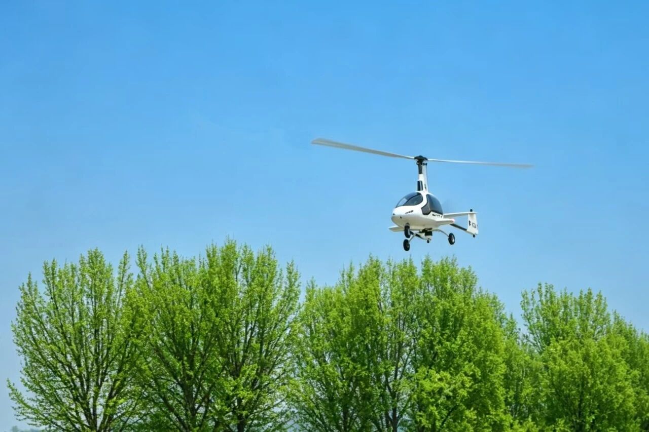 国内首次全自主正向研制 国产风神轻型自转旋翼机成功首飞